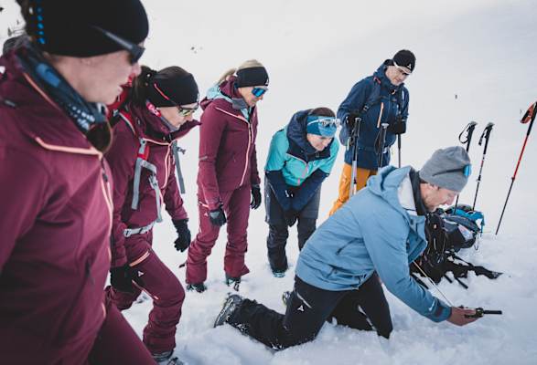 Der Profi zeigt, wie man es richtig macht: Während der Feinsuche sollte das LVS-Gerät möglichst dicht über die Schneeoberfläche geführt und nicht mehr gedreht werden.