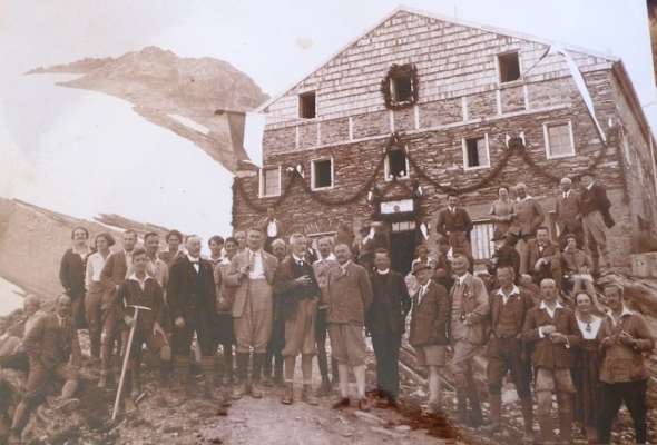 1933 bei der feierlichen Einweihung des Umbaus der Stüdlhütte