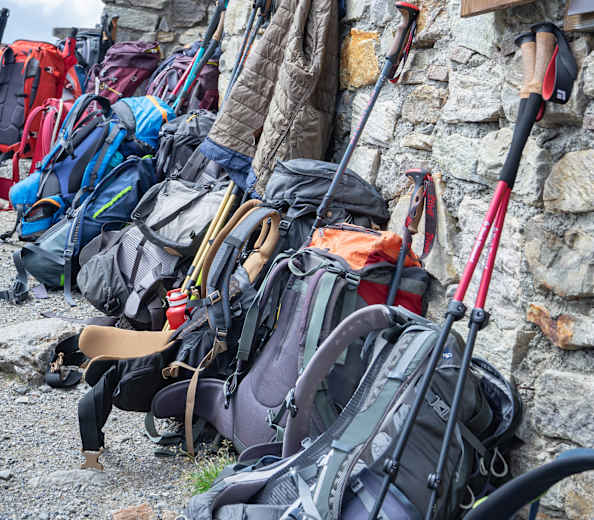 Wanderrucksäcke an einer Berghütte