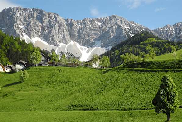 Das Bergsteigerdorf Zell-Sele an der Koschuta stellt die Brücke zu Slowenien dar .