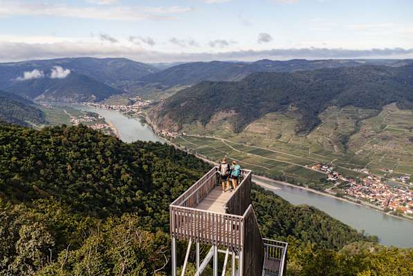 Hoch oben auf der Aussichtswarte Seekopf mit Blick auf die Donau