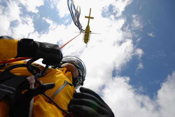 Flugrettung und Bergrettung agieren nach einer strengen Risikoanalyse, die die Sicherheit der eigenen Leute bestmöglich garantiert.