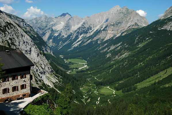 Von München nach Venedig: Das Karwendelhaus in Tirol