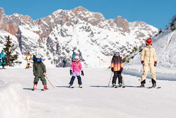 Auf den breiten, sonnigen Pisten haben Kinder viel Platz.