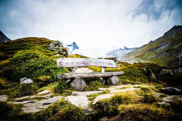 Auf dem Weg gibt es mehrere Möglichkeiten sich auszuruhen und die Landschaft zu genießen