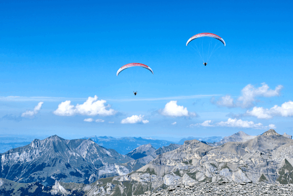 Blüemisalp von oben: Per Gleitschirm über dem Bergmassiv