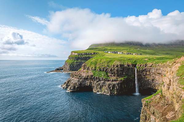 Bei Múlafossur stürzt der Bach Dalsá über die Klippen ins Meer hinab