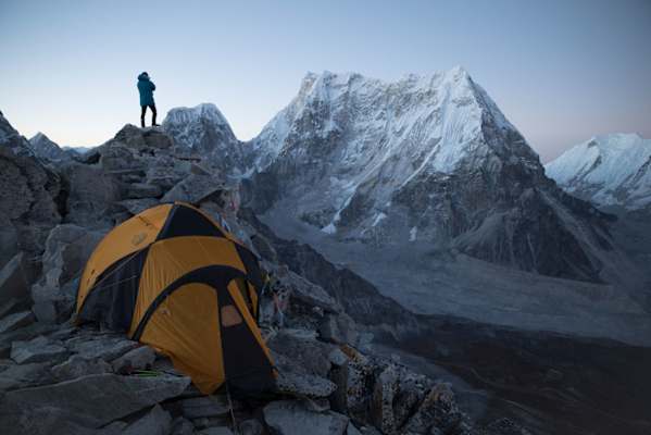 David Lama betrachtet den Lunag Ri vom Fox Peak