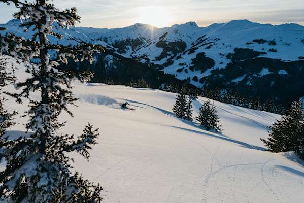 Luca Tribondeau setzt noch einen feinen Schwung im letzten Licht des Tages