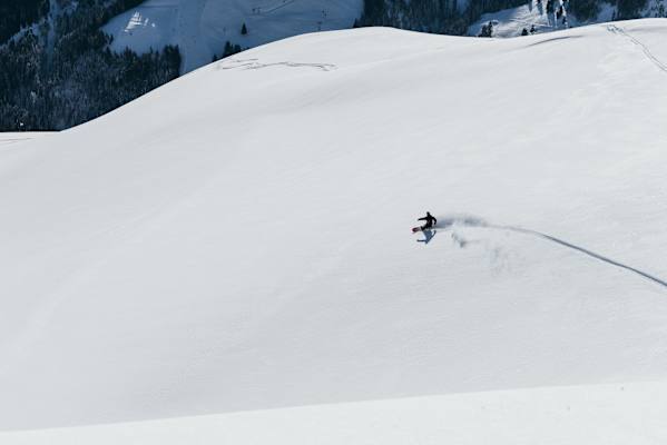 Clem Bergmann zieht erste Turns im Morgenlicht am Rabenköpfl-Ost