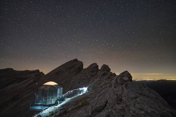 Strahlender Sternenhimmel über dem Poly-Biwak