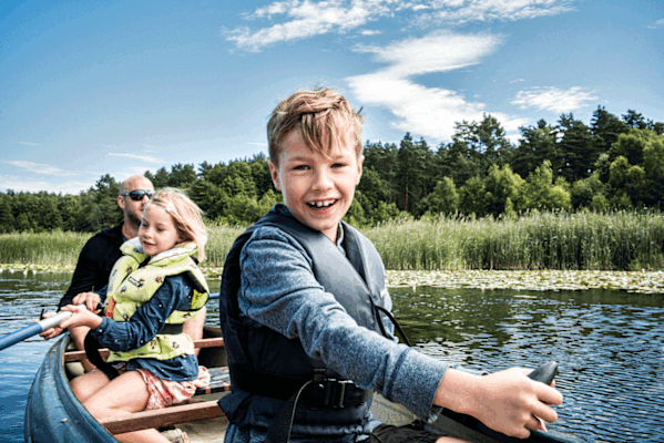 Hoch im Norden: Die Mecklenburgische Seenplatte bietet glückliche Tage am Wasser für die ganze Familie