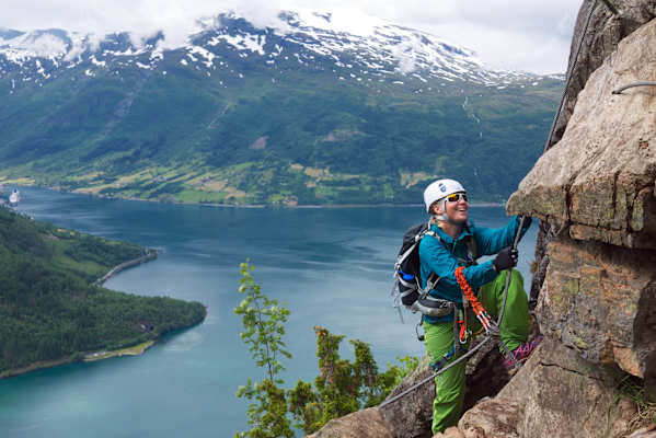 Wandern Klettersteig Fjord Norwegen Bergwelten