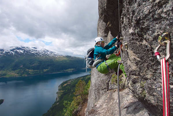 Wandern Klettersteig Fjord Norwegen Bergwelten