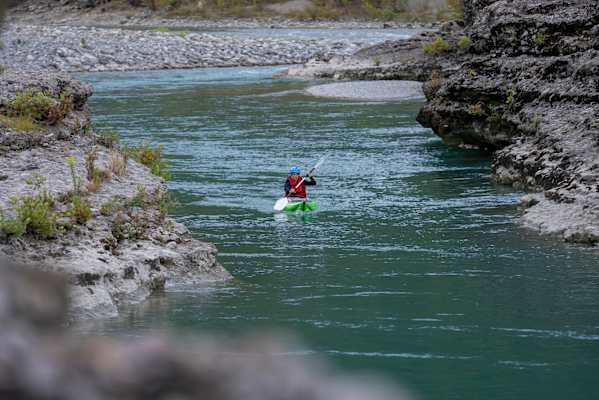 Tamara Lunger beim Kajak fahren