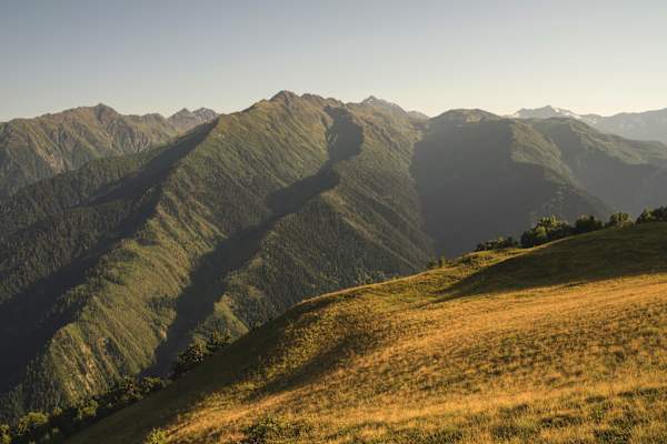 Langsam geht die Sonne unter und die Hänge strahlen goldene Wärme aus: Es ist an der Zeit einzukehren