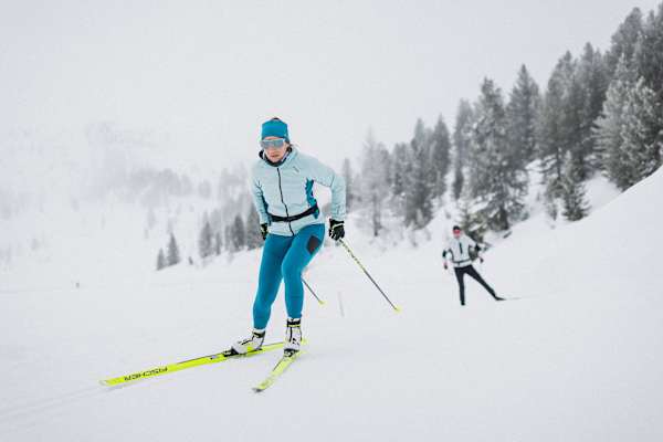 Mit atmungsaktiver Funktionsbekleidung macht Langlaufen doppelt Spaß.
