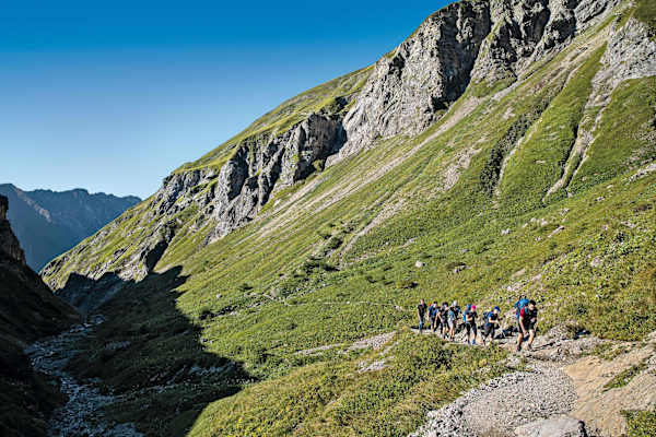 Nach dem Sperrbachtobel verläuft der Weg durch Alpgelände bis zur Kemptner Hütte.