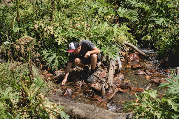 Erfrischung im Grünen: eine kleine Abkühlung auf dem Weg zum Bergdorf Adishi