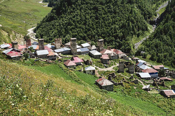 Angekommen in dem kleinen versteckten Bergdorf Adishi