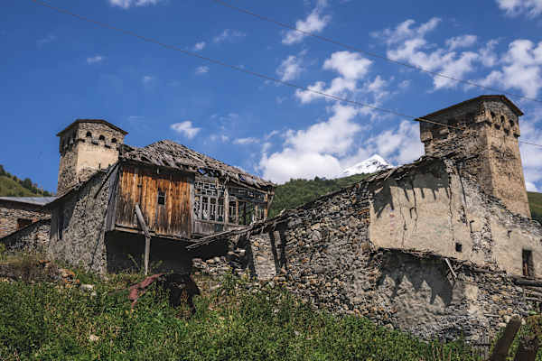 Hinter dem Bergdorf Adishi ragt sich der steile Gipfel des Tetnuldi empor
