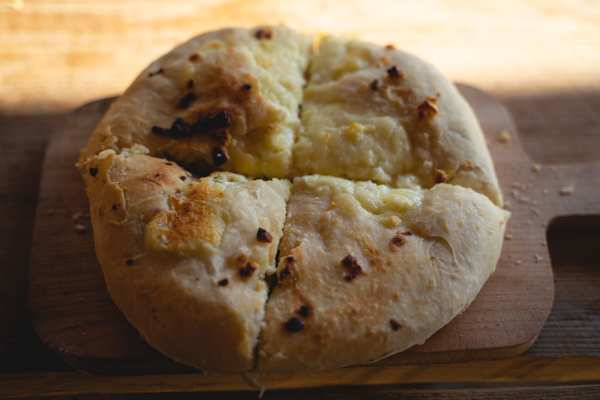 Zeit für eine Stärkung: Khachapuri ein typisch georgisches Gericht. Diese Variante ist mit Käse gefüllt.