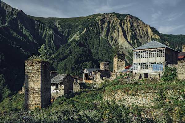 Die typischen georgischen Wehrtürme des Dorfes.