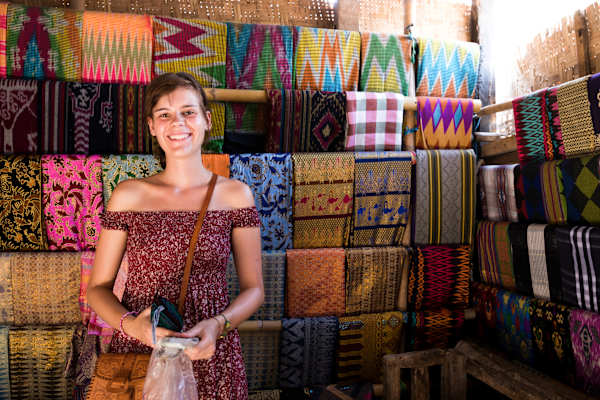 Handgefertigte Stoffe am Markt in Jember