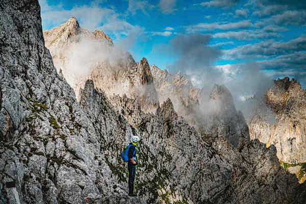 Andreas Gumpenberger beim Blick zurück auf die Kletterrouten am Wilden Kaiser