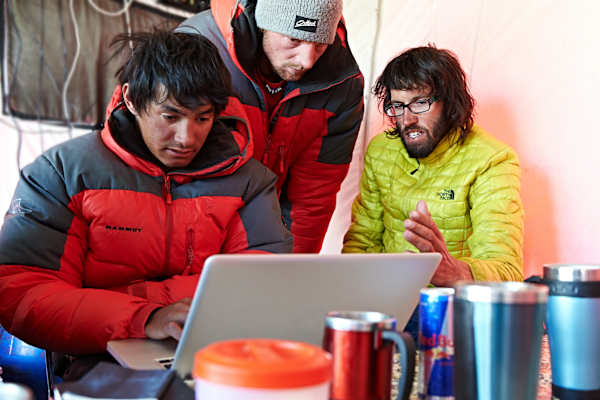 David Lama, Peter Ortner and Hansjörg Auer diskutieren die Route zum Masherbrum in Pakistan, Juni 2014