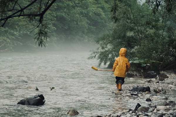 Den Spielplatz gibt die Natur vor. Der Fluss ist im oberen Teil nie besonders tief und daher auch für kleinere Kinder geeignet.