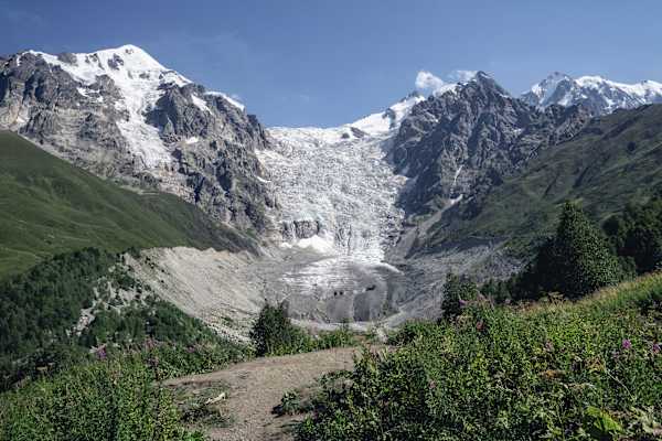 Der mühsame Aufstieg über den Chkhunderi Pass wird belohnt mit Ausblick auf den Adishi-Gletscher.