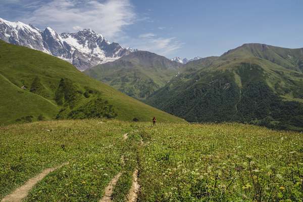 Nach einem beschwerlichen Aufstieg geht es wieder bergab - den Gletscher immer im Blick.