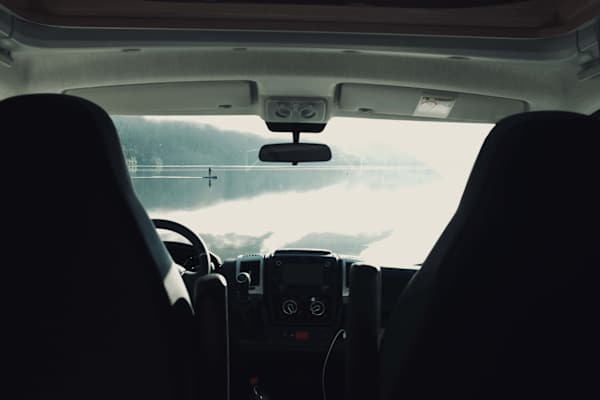 Blick vom Campingplatz direkt am Wasser auf das klare Wasser des Sees. Feste Stellplätze gibt es hier nicht, man spricht sich mit den Nachbarn ab.