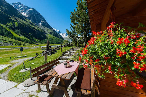 Die Natur vor der Haustür: Unser temporäres „Redaktions-Büro“, das Hotel Roseg Gletscher