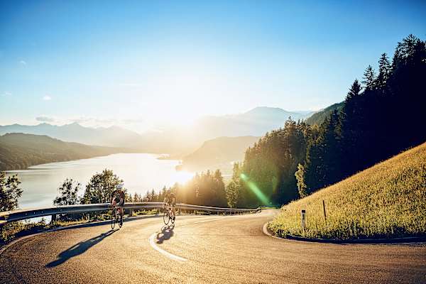 Rennradfahrer mit dem Kärntner Millstätter See im Hintergrund