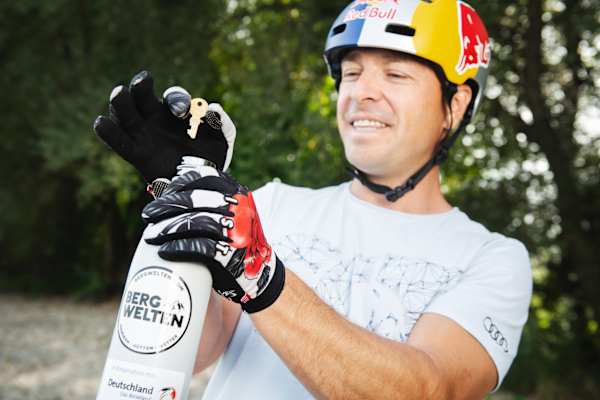 BMX-Pro Senad Grosic hat die Flaschenpost befüllt