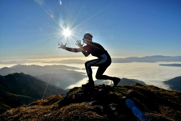 Der Fotograf Rolf Majcen während seines morgendlichen Sonnentanzes