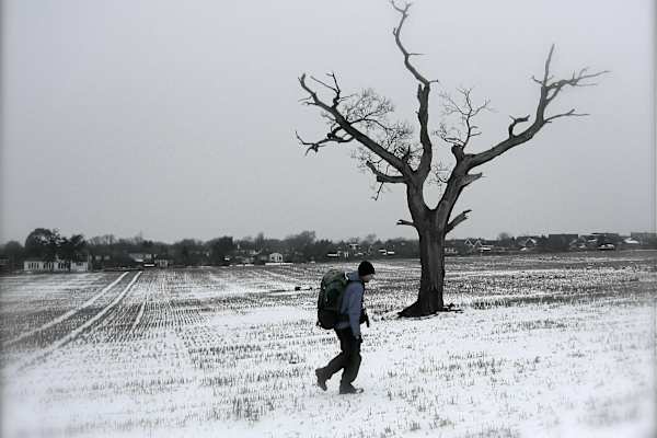 Alastair Humphreys geht hier den Verlauf einer Schnellstraße nach