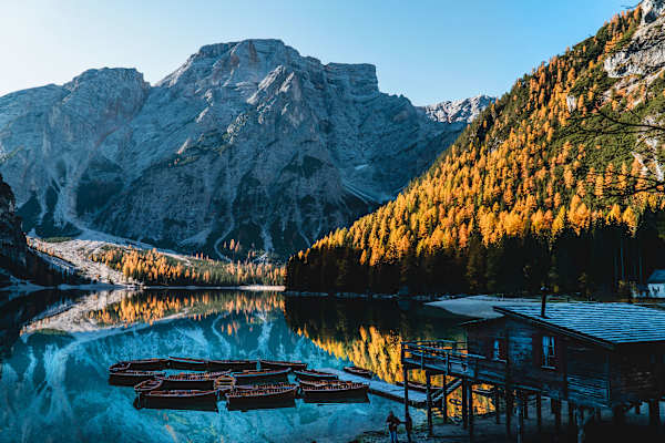 Längst kein Geheimtipp mehr und dennoch immer wieder einen Besuch wert: Der Pragser Wildsee