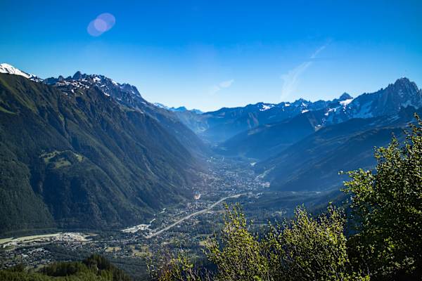 Blick auf Chamonix während der Auffahrt des Tramway de Mont Blanc