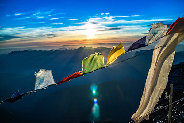 Nepal-Feeling: Gebetsfahnen am Mont Blanc