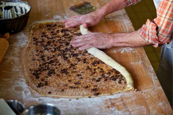 Kärntner Reindling mit einer Fülle aus Zucker, Zimt, Rosinen und Butter wird eingerollt