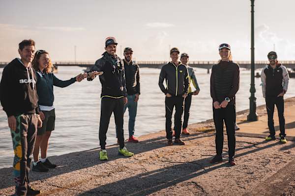 Start des AlpFrontTrails in Grado, Italien: Am 6. Oktober treffen die Athleten und Athletinnen Daniel Jung, Eva Sperger, Jakob Hermann, Martina Valmassoi, Hannes Perkmann, Marco De Gasperi, Ina Forchthammer, Hannes Namberger, Tom Wagner und Biathlon-Olympiasiegerin Laura Dahlmeier zusammen.