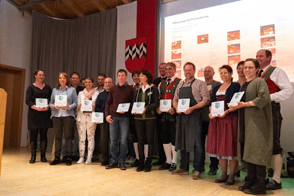 Alle 18 Partnerbetriebe erhielten die Bergsteigerdorf-Plakette