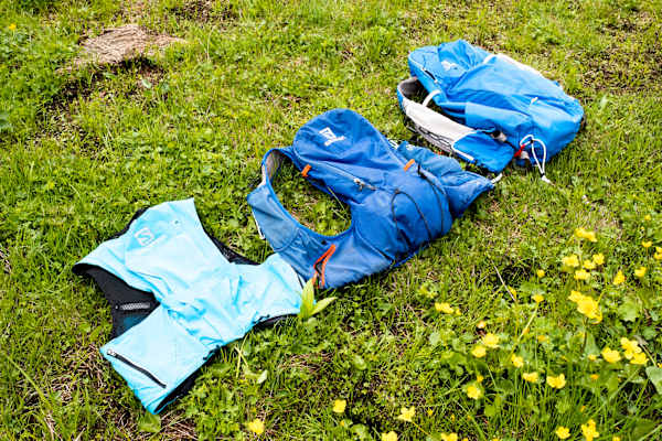 Die Rucksäcke für das Trailrunning in der Wiese abgelegt.