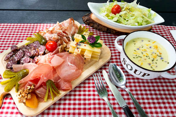 Eine Jause auf dem Wirtshaustisch.