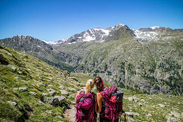 Bye, bye Paradiso! Maggy und Anja vor dem Paradiso-Massiv