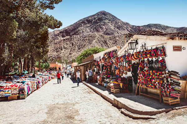 In Purmamarca werden bunte Textilien verkauft