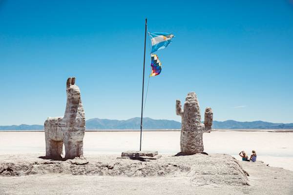 Riesige, aus Salz errichtete Figuren am Rande der Salinas Grandes